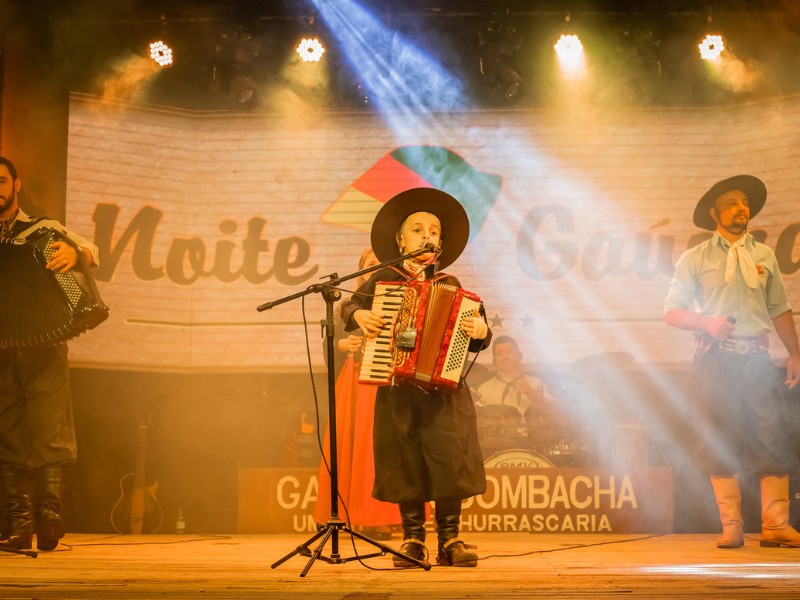 Noite Gaúcha com Churrasco e Show Folclórico + Transporte