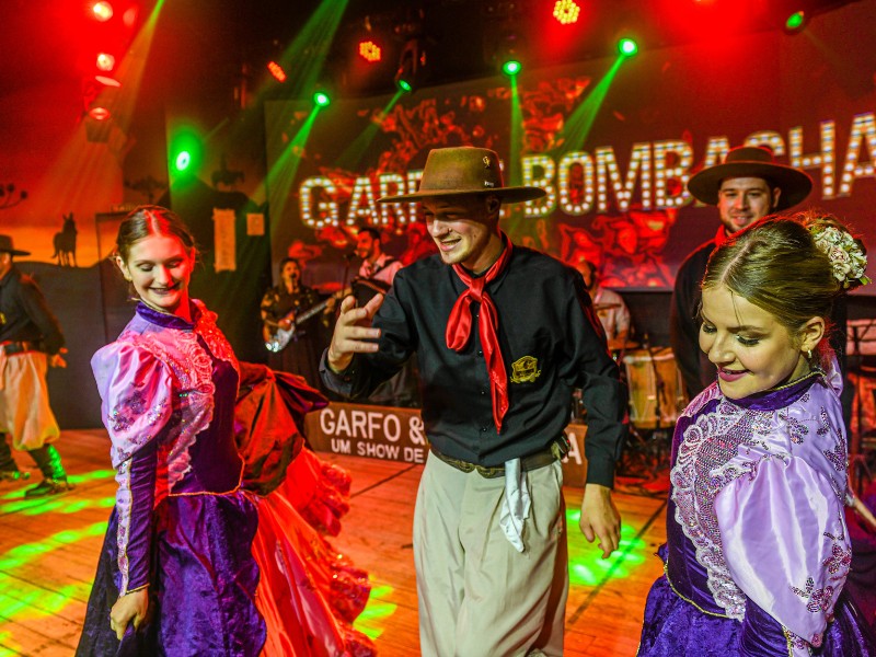 Noite Gaúcha com Churrasco e Show Folclórico + Transporte