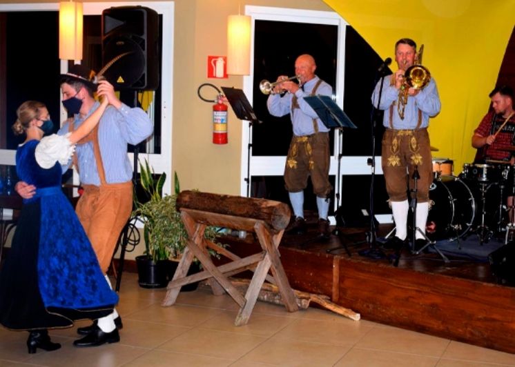 Tour Noite Alemã - Jantar no Restaurante Lindenhoff com Show e Transporte